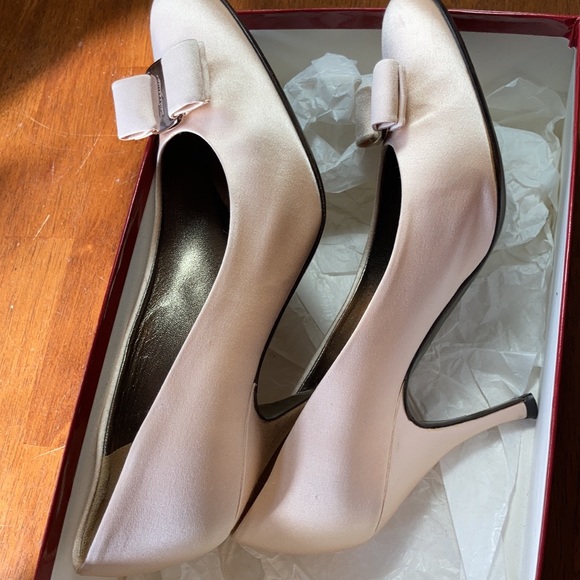 Salvatore Ferragamo goldish/cream satin heels - Picture 3 of 4